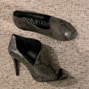 Calvin Klein 8.5 Olive green/Black Heels